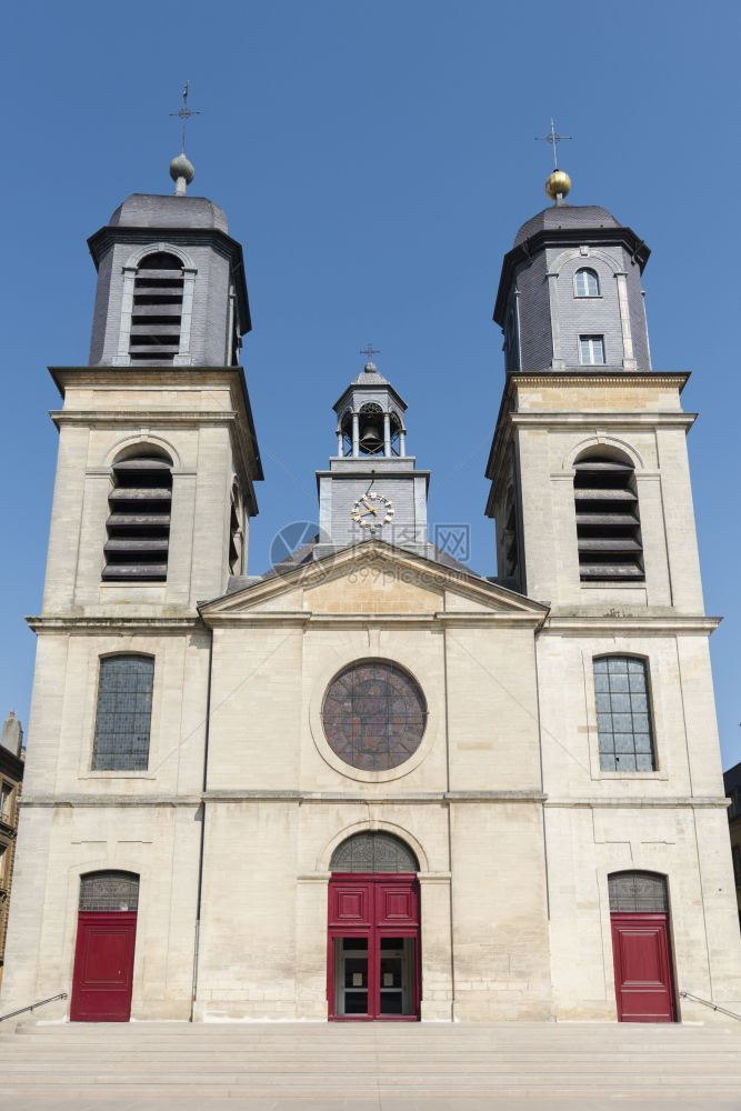 纪念碑镇靠近北法国塞丹的圣拉乌兰特教堂在贝尔吉姆边境附近这是座阴极教堂图片