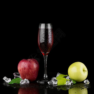 丰富多彩的一种绿色苹果和红黑色背景的香槟酒杯图片
