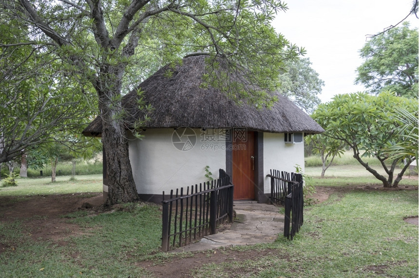 晴天门Africanrondavel作为度假之家在南非洲的一个小屋自然图片