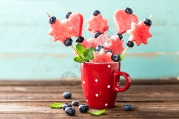 多汁营养的西瓜蓝莓串图片