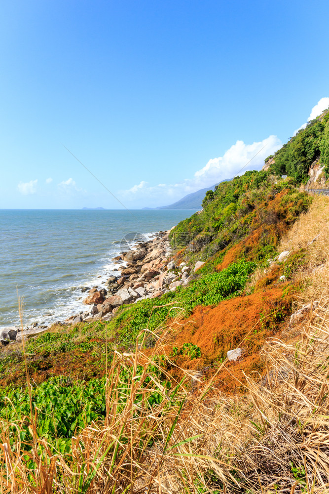 沿着澳大利亚昆士兰州道格拉斯港海岸一带的景象风优美高速公路图片