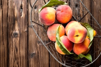 木桌上的桃子图片