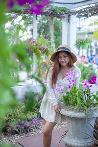 花园美丽的年轻女享受新鲜的清夏天裙子图片