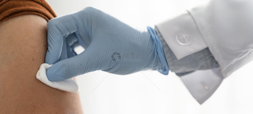 在接种疫苗后医生在压力下将男子手臂伸高的种子花朵图片