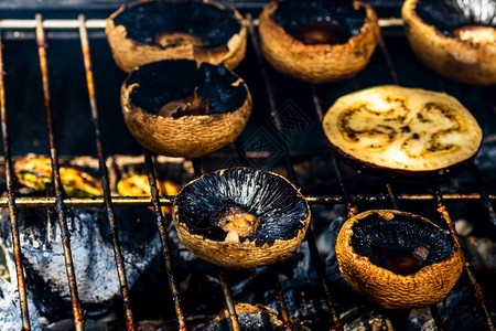 一顿饭营养丰富在烤木炭烧炉上烹煮的美味玉米粉蘑菇和蔬菜胡椒图片