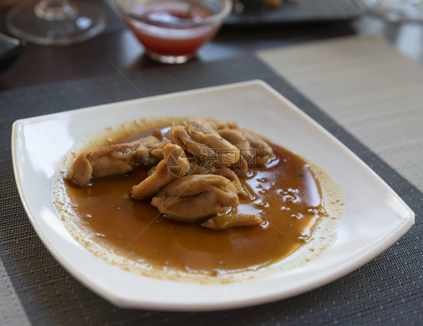 照烧丰富多彩的盘子饭馆里吃鸡肉和铁木鱼酱的亚洲菜图片