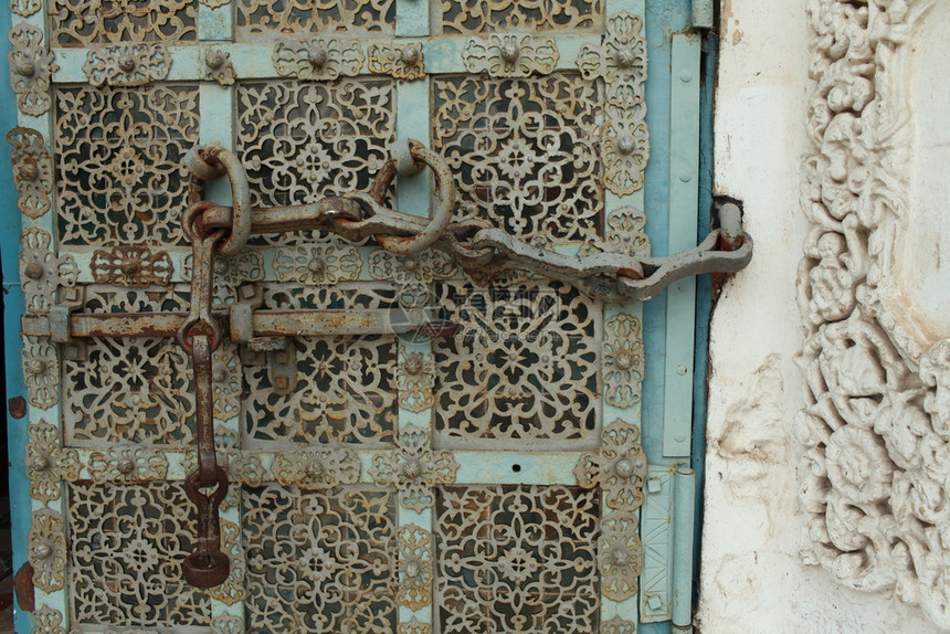 百叶窗古代Medieva门上面装有螺栓和链锁上面装饰着丰富的户外历史图片