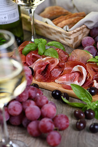 晚餐美味的大杂烩安提帕斯托酒馆放日晒烤火腿果酱加葡萄和橄榄图片