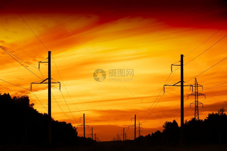 水平的旅行夕阳电力线场背景夕阳电力线场背景高清游客图片