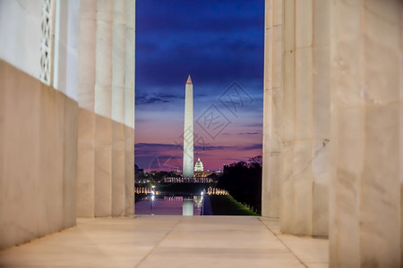 天空华盛顿纪念碑在日出时美国华盛顿特区的反射池中映照纪念馆历史的图片