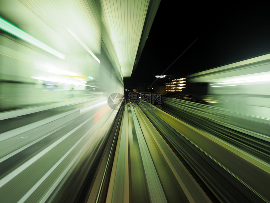 模糊快速地加度火车长距离照射产生的光线隧道图片