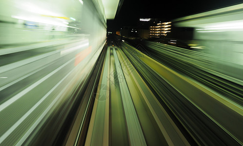 火车长距离照射产生的光线隧道灯运输创造力图片