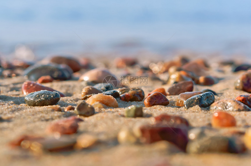 海有色宝石岩海岸浪和鹅卵石岩海岸浪和鹅卵石有色宝美丽的颜蓝图片