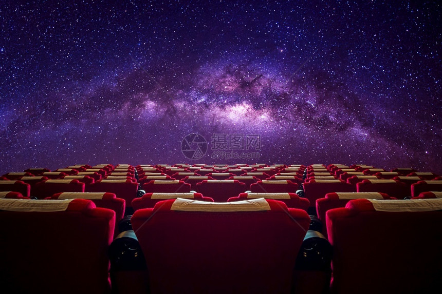 银河系中带红色座位的电影厅屏幕天空白的图片
