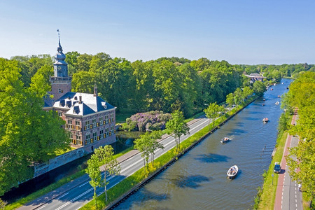 从Vecht河出海在荷兰有Nijenrode城堡大学荷兰语历史的图片