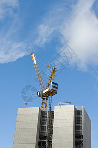 城市景观蓝天建筑起重机和正在建造的筑面积以蓝色天空为基准家灰色的图片