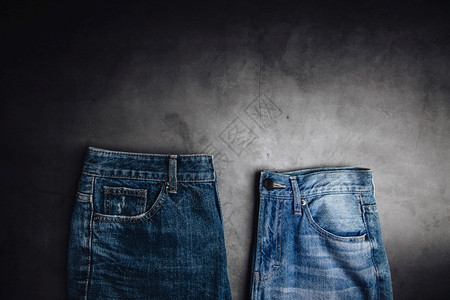 时髦的男人让潘特JeansPant躺在水泥地板时装任何别的服装为多样而穿经典衣服暗调牛仔裤背景图片