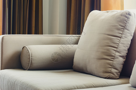 质地细节长椅带有客厅坐垫和自然软窗灯的肥沙发图片