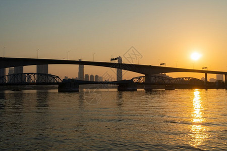 运输清晨天亮时起桥清晨在曼谷市的河边上旅行反射图片