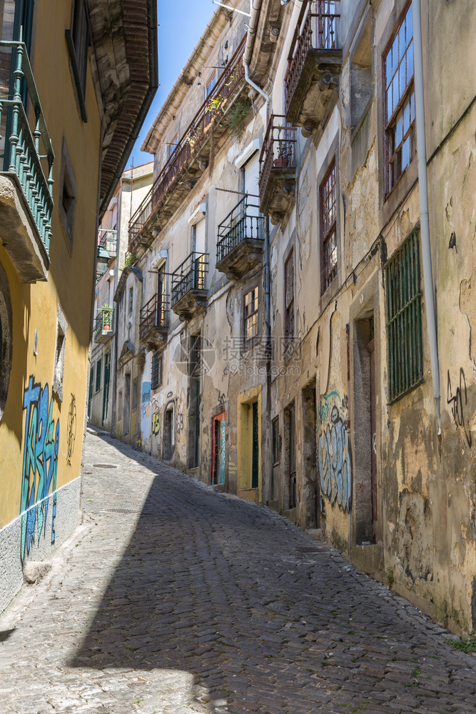 历史建造葡萄牙城市老狭小街葡萄牙城夏时老窄小街财产图片