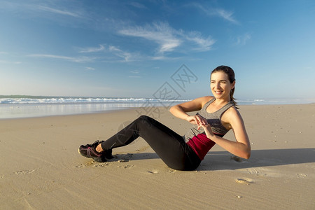 成人女性海边健身图片