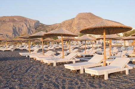 早上在希腊圣托里尼的卡马海滩夏天欧洲传统的图片