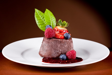 照片美味巧克力卷饼和浆果蛋糕柔软的自制图片