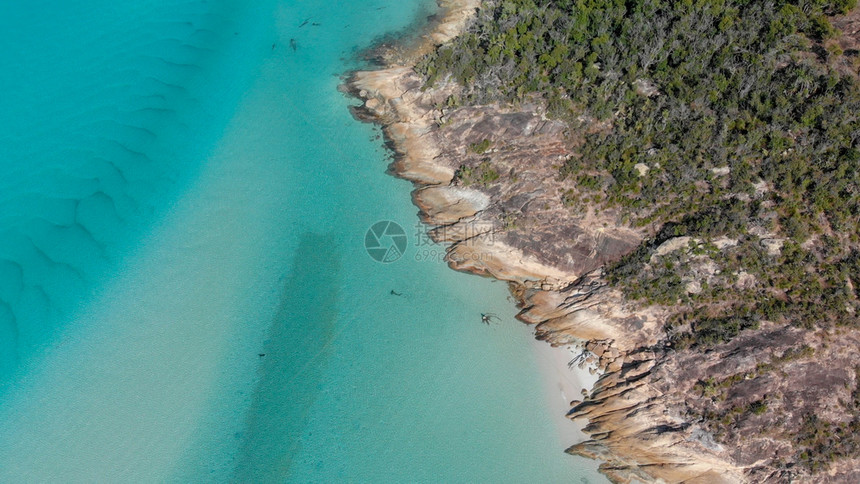 屏障天线澳大利亚昆士兰海滩Whitsunday群岛的空中景象晴天图片