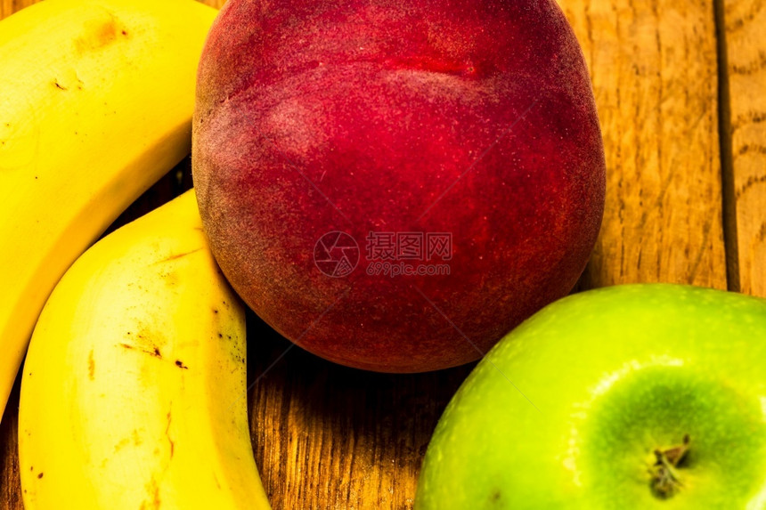 维生素饮食苹果木制桌上新鲜实的混合图片