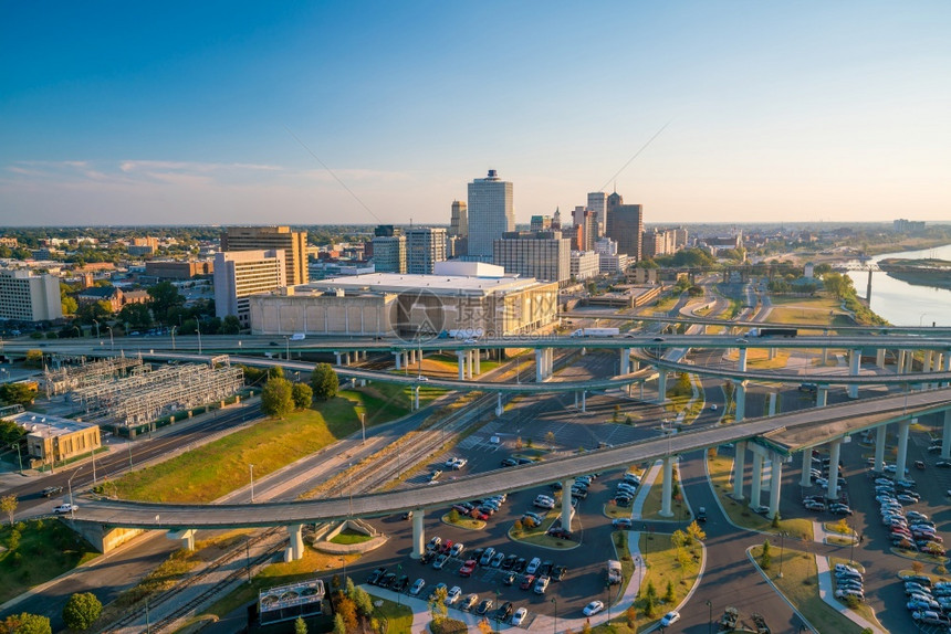 海滨城市的桥美国田纳西孟菲斯市中心的空景象图片