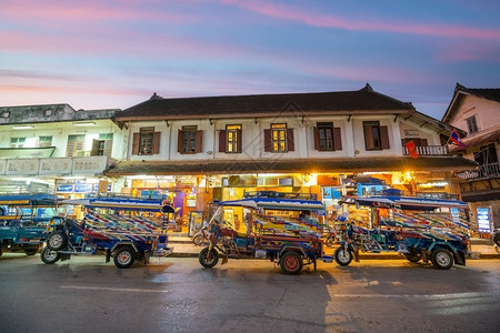 摩托车旅行建筑学日落时Loas老城LuangPrabang的城市景色图片