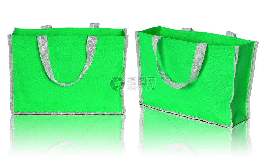 白色的垂直背景绿购物袋回收图片