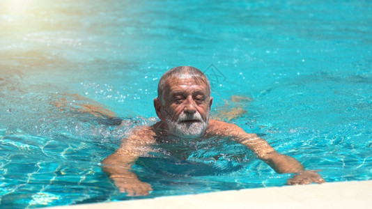 户外锻炼游泳的老爷爷图片