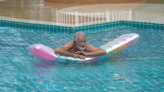 运动活老年男子在户外游泳池老年人图片