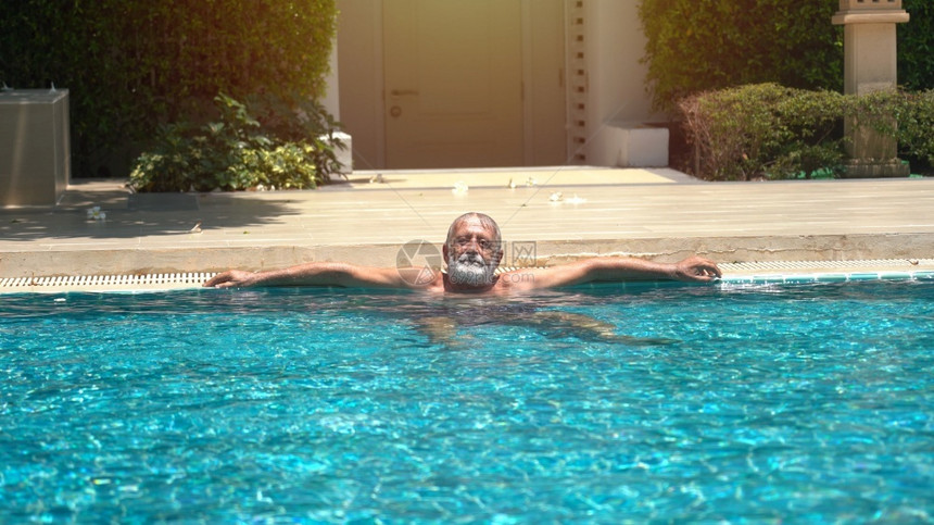 成熟男人老年子在户外游泳池积极的图片