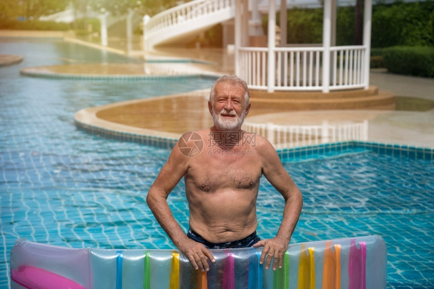 成熟健康老年男子在户外游泳池白种人图片