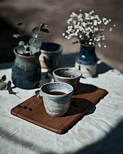 一杯芳香黑咖啡和桌上的豆一杯香黑咖啡一杯阿拉比卡店新鲜的图片