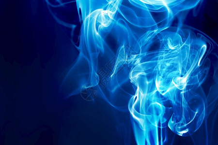 黑暗背景上的蓝火一种气体热背景图片