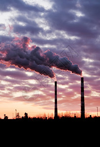 黑色的日落时从工业烟囱中渗入空气的污染云损害图片