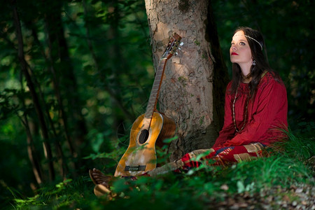 头发小路荒野带吉他到树林里的嬉皮女孩图片