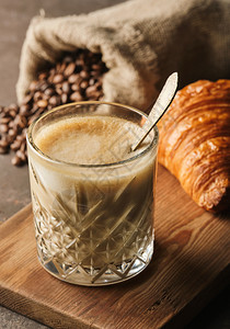 奶油早餐玛奇朵一杯拿铁咖啡加羊角面包图片