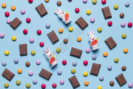 抽象的水果高白色兔子宝石糖果巧克力件蓝色背景图片