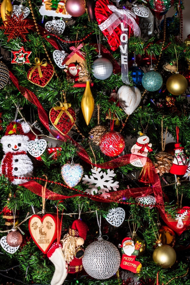 圣诞树上挂着装饰品图片