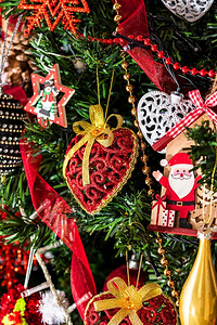 树上挂着丰富多彩的圣诞装饰品背景图片