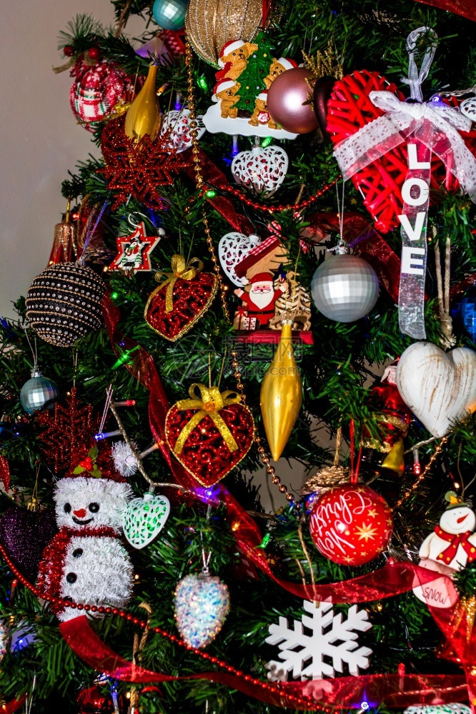 树上挂着丰富多彩的圣诞装饰品图片