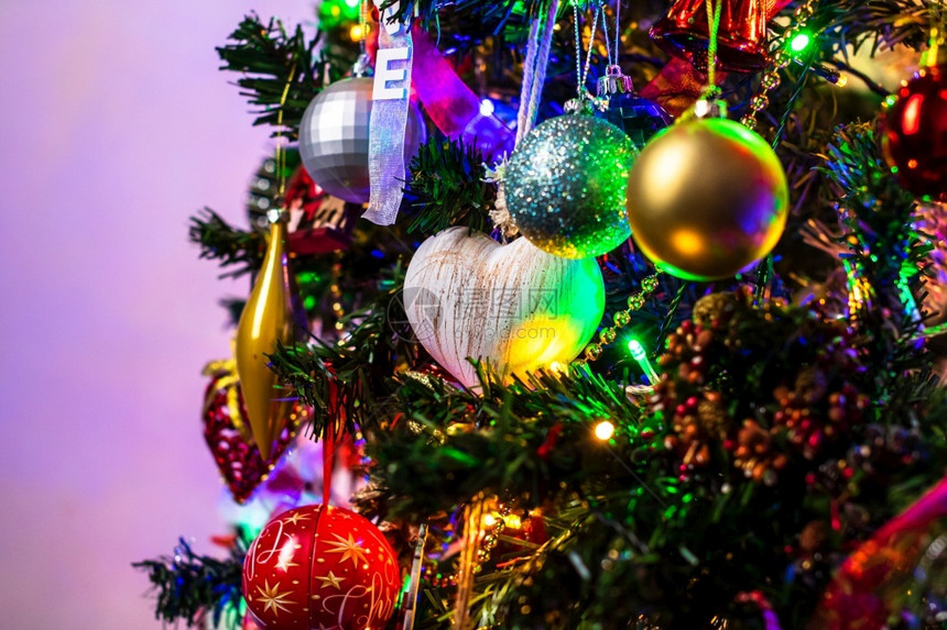 圣诞树上丰富的装饰图片
