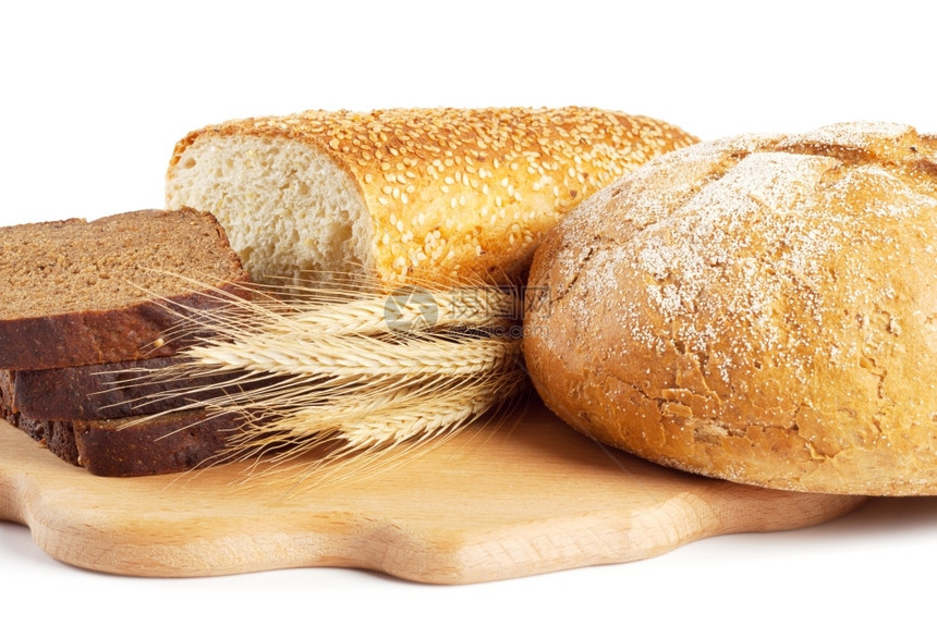 小麦厨房餐桌上的新鲜面包白底隔离在色背景上有机的丰富图片