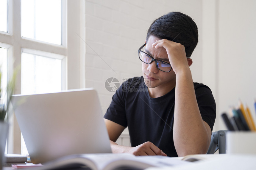 对从事家庭作业或研究工的学生表示怀疑深思严肃认真的男生学思考项目分析规划决策概念对计划作出决策的概念进行分析考试或者笔记本电脑图片