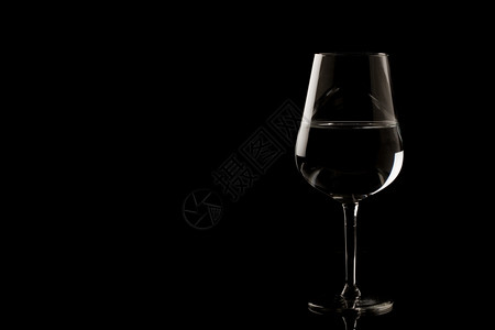 黑色背景突出显示的葡萄酒玻璃边照的片阴影黑暗花萼图片