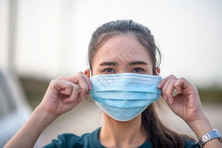 戴着口罩的女性图片